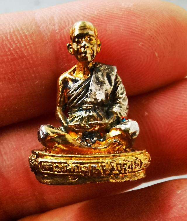 รูปหล่อหลวงพ่อคูณเนื้อสองกษัตริย์