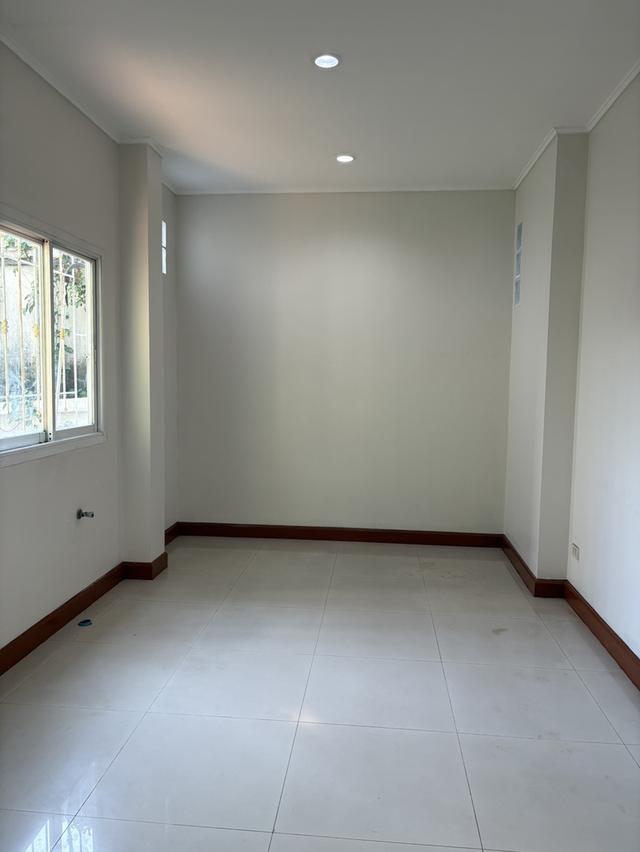 ให้เช่าบ้าน 2 ชั้น 3ห้องนอน 2 ห้องน้ำ ถ.ราษฎร์พัฒนา ซอยมีสทีน ใกล้รถไฟฟ้าสถานีราษฎร์พัฒนา 12