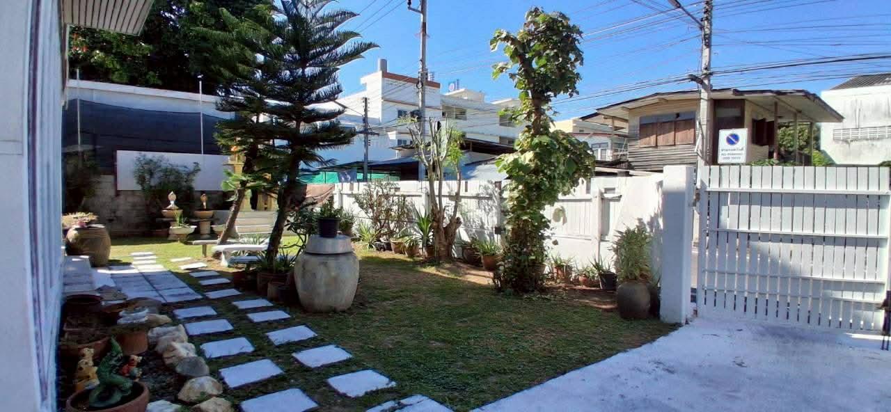 ขายบ้านไม้มะค่าพร้อมที่ดินฝั่งทะเล 100 ตร.วา 3 ห้องนอน 2 ห้องน้ำ 1 ห้องครัว 1 ห้องโถง ใจกลางตัวเมืองหัวหิน จ.ประจวบคีรีขันธ์ สนใจติดต่อ 095-8323344 4