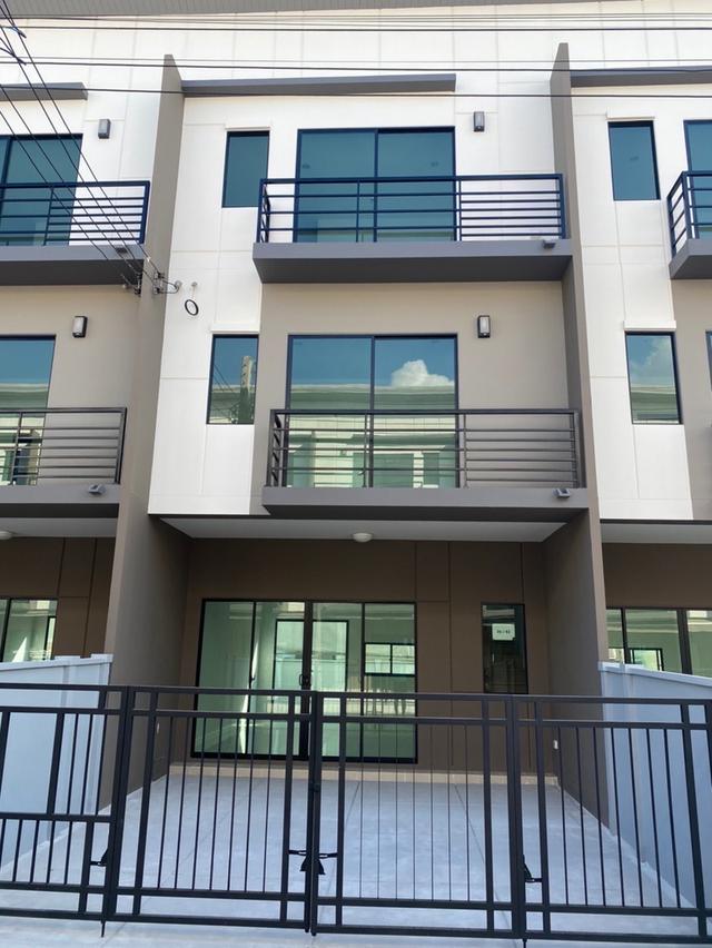 หาผู้สนใจเช่าบ้านกลางเมืองรามอินทรา ทาวน์โฮม3ชั้น 3ห้องนอน3ห้องน้ำ1ห้องนั่งเล่นจอดรถ2คันแอร์และม่านครบทุกห้อง ต่อเติมลานซักล้างหลังบ้านพร้อม 2