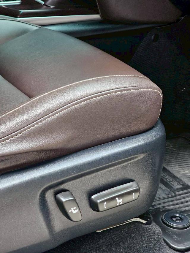 TOYOTA FORTUNER 2.4 V ปี 18 AT 11