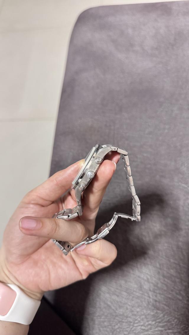 Emporio Armani รุ่น Mario Chronograph (รหัส AR11306) ซึ่งเป็นนาฬิกาข้อมือสำหรับผู้ชายที่โดดเด่นด้วยดีไซน์ทันสมัยและฟังก์ชันครบ รูปย่อยที่ 3