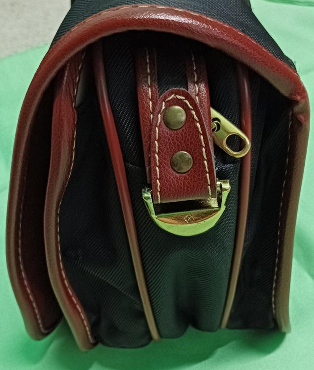 กระเป๋าสะพายยี่ห้อ Samsonite