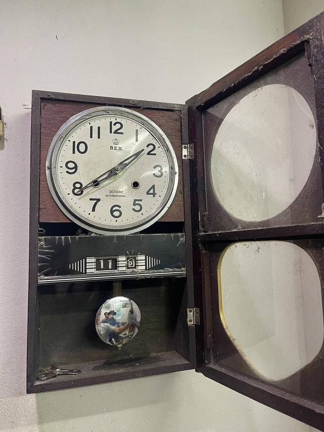 นาฬิกาไขลานโบราณ นาฬิกาแขวนผนังโบราณ ทรงสี่เหลี่ยม ตรามงกุฎ 4