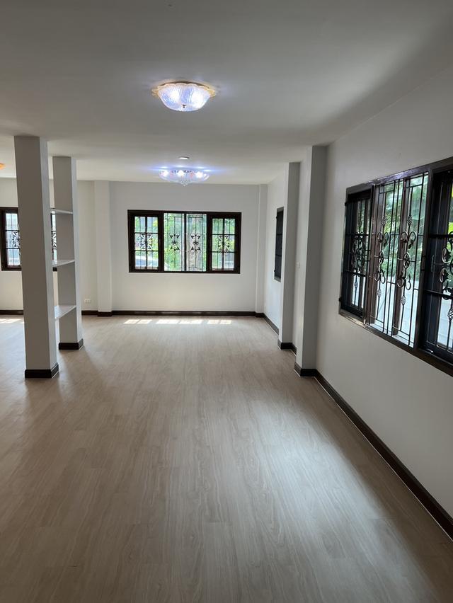 ขายบ้านเดี่ยว หมู่บ้านลีฟวิ่งนารา ซ.เคหะร่มเกล้า 64 แขวงคลองสองต้นนุ่น เขตลาดกระบัง เนื้อที่71ตารางวา  4ห้องนอน 4ห้องน้ำ ติดโซลาเซลล์(ขายไฟได้) 13