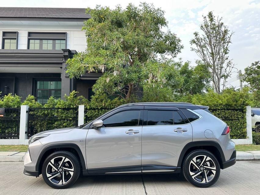 TOYOTA YARIS CROSS HYBRID PREMIER LUXURY หลังคาแก้ว (รุ่น TOP สุดของรุ่น) สีเทา รถปี 2024 รถมือเดียวตั้งแต่ป้ายแดงประวัติศูนย์ TOYOTA ทุกระยะ รูปที่ 7