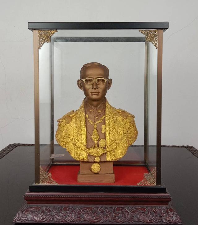 557.พระบรมรูปหล่อครึ่งพระองค์ในหลวงรัชกาลที่9 พระบาทสมเด็จพระปรมินทรมหาภูมิพลอดุลยเดช พร้อมกรอบกระจก 1