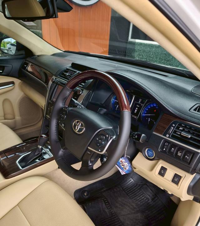 Toyota Camry 2.5 Hybrid Premium 15