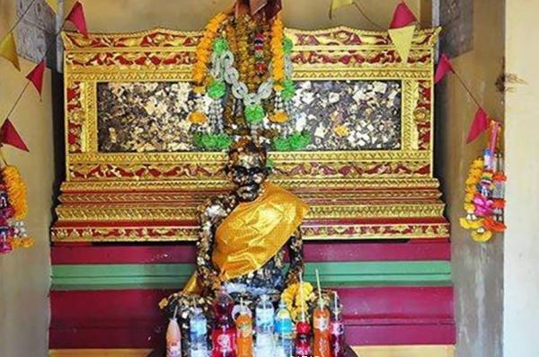 เหรียญรุ่นแรกหลวงพ่อเบี้ยว วัดธรรมาวุธาราม จ.ระนอง ปี2514 รูปที่ 4