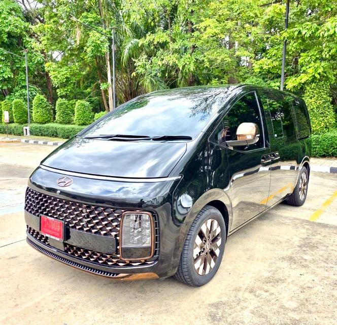 Hyundai STARIA 2.2 PREMIUM SUNROOF TOP สีดำ ปี 2024 ไมล์ 30,000 กม.