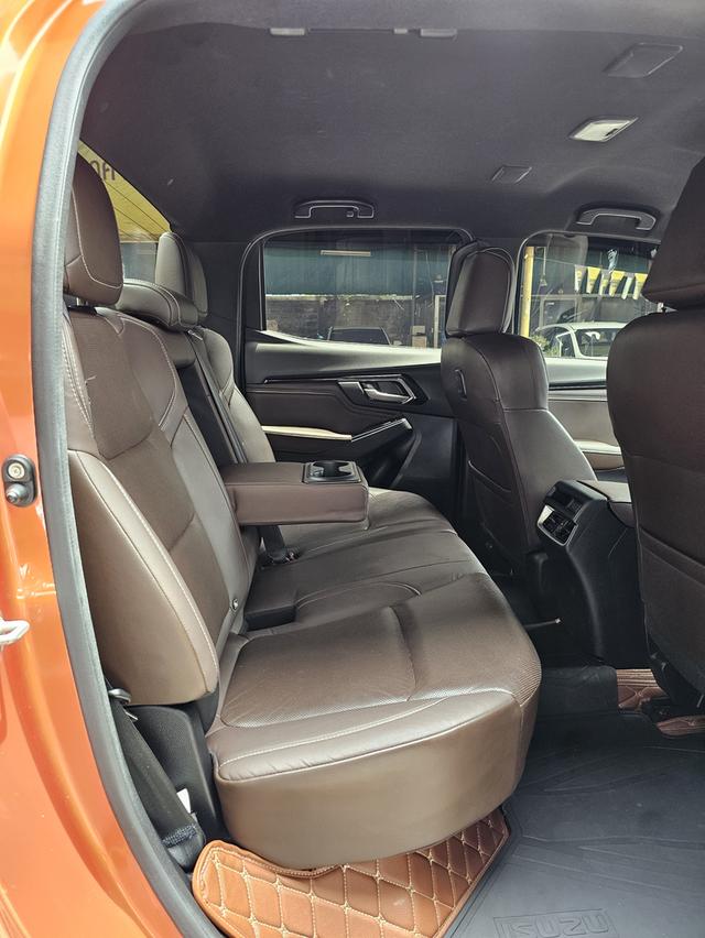 ISUZU D-MAX CAB-4 3.0 V-CROSS M 4X4 ปี 20 AT 8