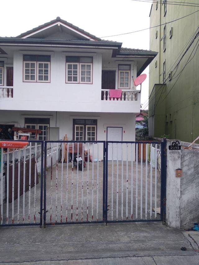 ขายบ้านแฝด โลเคชั่นดี อยู่หลังวิทยาลัยจันทรเกษม รัชดาภิเษก พื้นที่ 73 ตร.ว. ราคา 11 ลบ. สนใจติดต่อ ปุ้ย 08-9920-9893 ไอดี dpawadee 2
