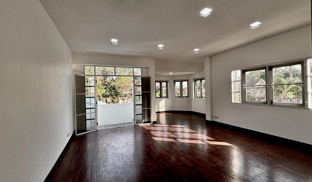 หมู่บ้านรอยัลปาล์ม วิลล่า ซอยศรีด่าน 20 บ้านเดี่ยวแปลงมุม 109 ตร.วา 5 ห้องนอน 4 ห้องน้ำ มีห้องแม่บ้าน ใกล้ JAS แม็คโคร ศรีนครินทร์ 7