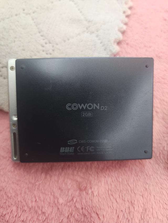 เครื่องเล่นเพลงพกพา (Digital Audio Player / PMP) รุ่น Cowon D2 (2GB)
