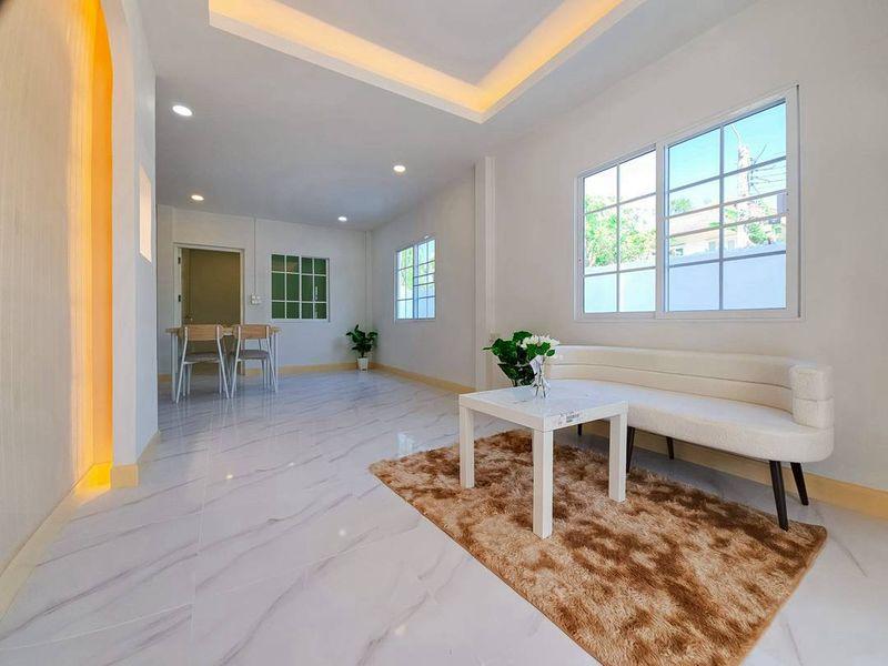 หมู่บ้านบัวทองธานีพาร์ค  (ตรงข้ามสมบัติบุรี) นนทบุรีทาวน์เฮาส์ 2 ชั้น หลังมุมใน  มีพื้นที่ระเบียงนั่งพักผ่อนหรือจัดสวนเล็กๆ ได้ ตกแต่งใหม่พร้อมอยู่ 4