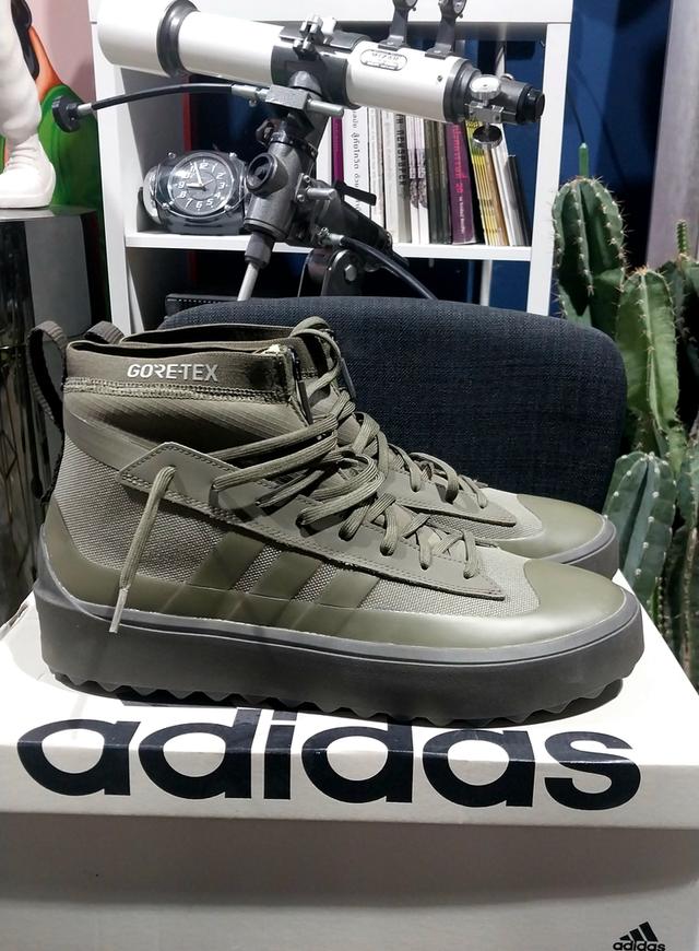 adidas ZNSORED HI GTX11 UK. สภาพ 98% ไม่มีตำหนิ ลองใส่เดินในชอปแค่ครั้งเดียวกล่อง ป้ายอยู่ครบ!!!!รุ่นนี้หายากแล้ว!!!!!1,950 b. 2