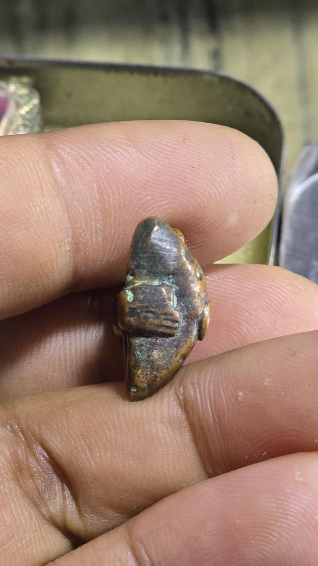 พระปิดตาเนื้อโลหะเก่า พิมพ์ว่าวจุฬา 5