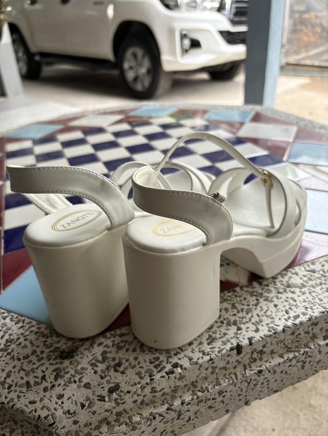 รองเท้าส้นสูงสีขาวส้นตึก รูปที่ 2