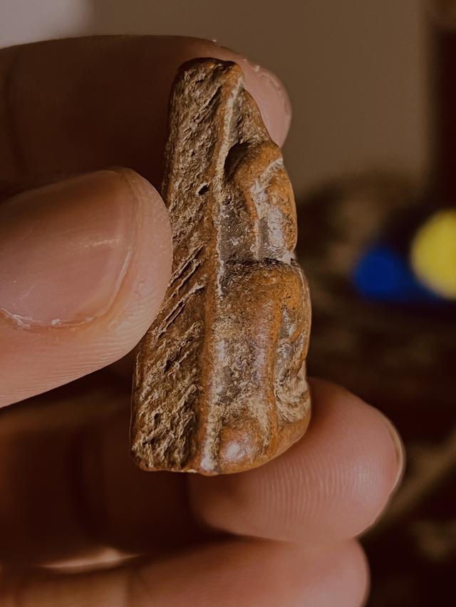 พระนางพญาพิมพ์อกนูนใหญ่ รูปที่ 2