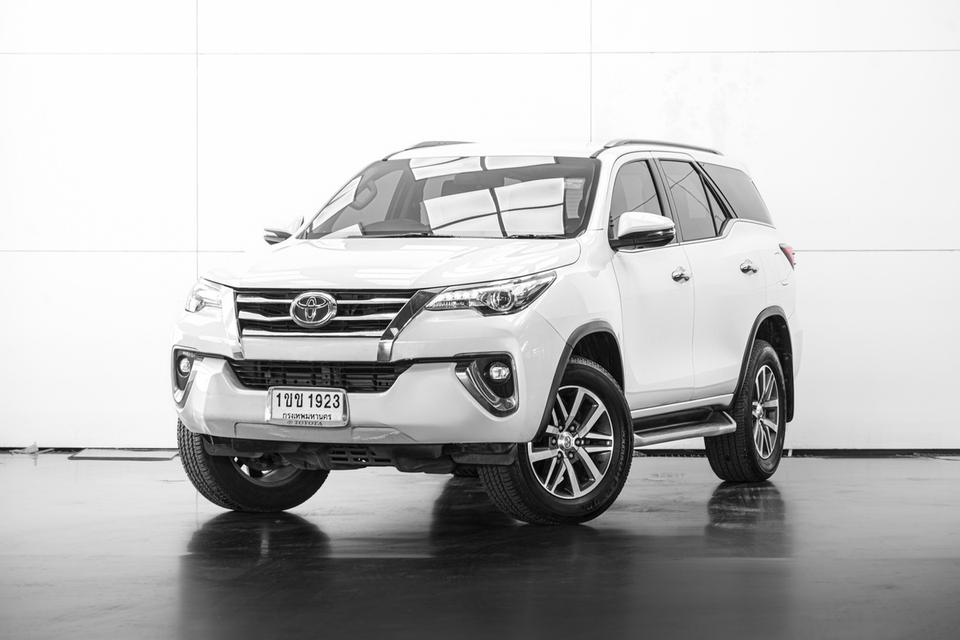 2020 TOYOTA FORTUNER 2.4 V 2WD SUV สีขาว เลขไมล์ 118221 กม.