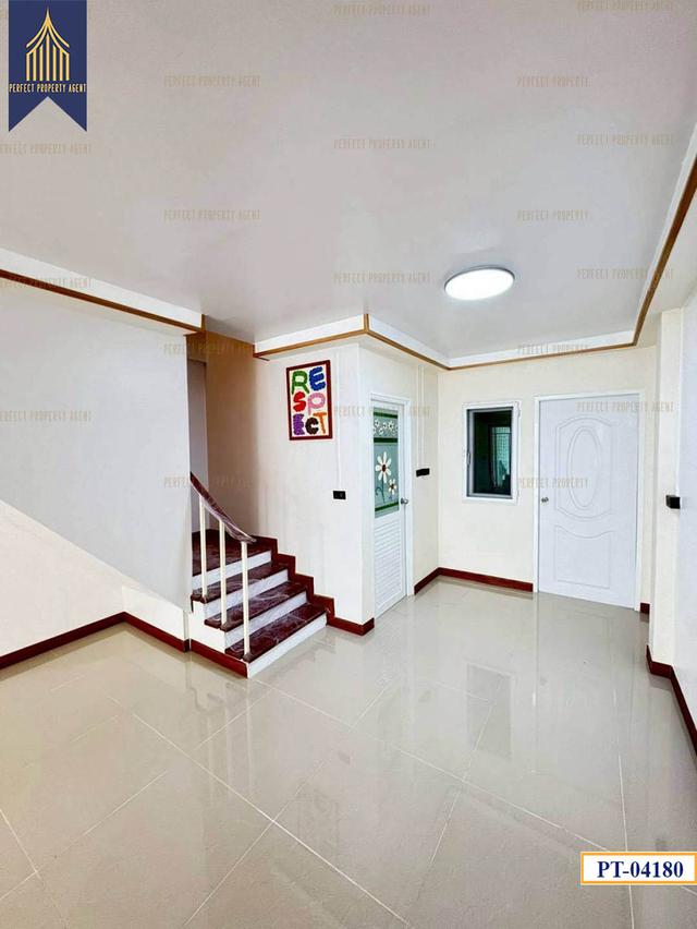 ทาวน์เฮาส์พร้อมจิตรห้องหัวมุมใกล้มอเตอร์เวย์ 5
