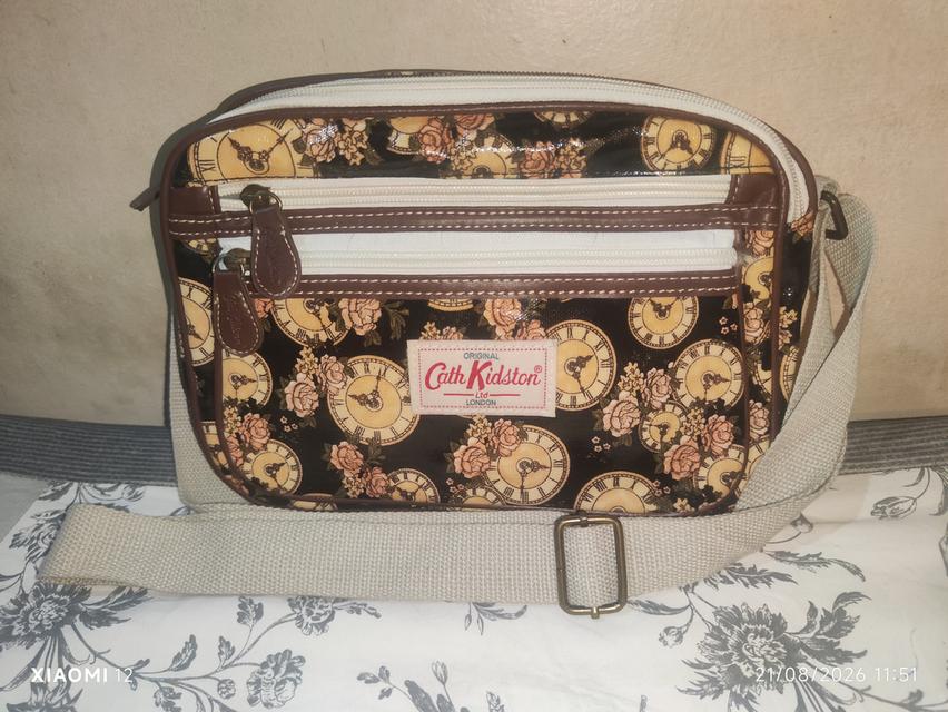 กระเป๋าสะพาย ทรง Crossbody ลายนาฬิกาและดอกกุหลาบวินเทจ มีช่องซิปใช้งานได้หลายช่อง วัสดุผ้าเคลือบเงา (PVC/Oilcloth) ทำความสะอาดง่าย สถาพกระเป๋าใหม่ รูปย่อยที่ 1