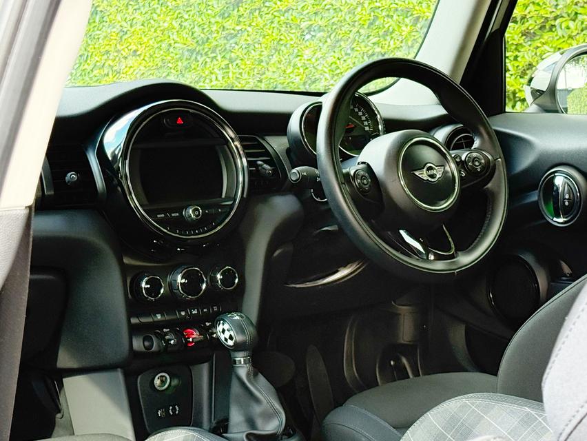2017 MINI COOPER 5 DOOR HATCH รถมือเดียวออกป้ายแดง รถวิ่งน้อย เข้าศูนย์ตรงระยะ รถไม่เคยมีอุบัติเหตุครับ 12