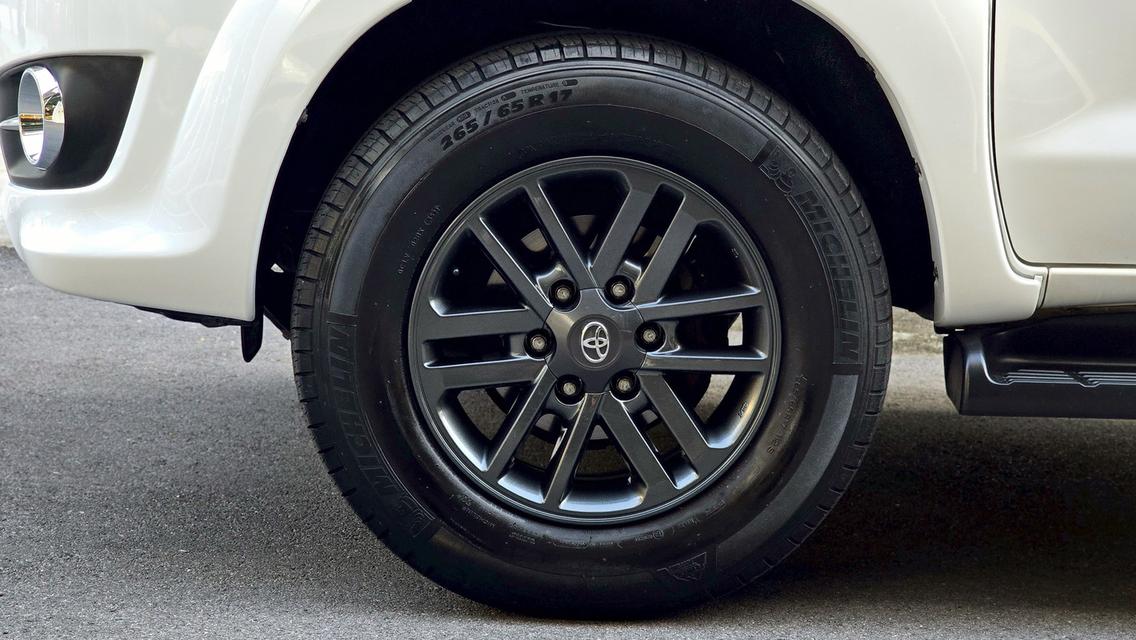 รหัสรถ WB36 Toyota Fortuner 2.5V A/t (Minorchange ตัวสุดท้าย ล้อดำ ภายในดำ ) ปี  2015 15