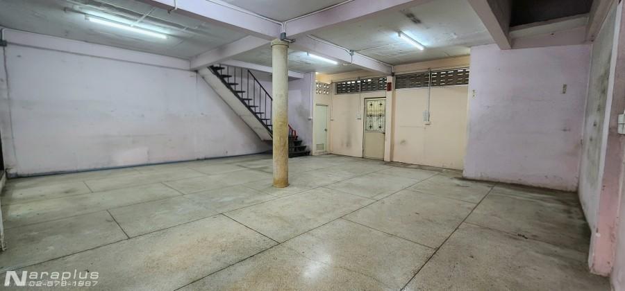 69030200 : ขายทาวน์เฮ้าส์ 2 ชั้นหลังมุม 2 หลังติด พร้อมต่อเติมหน้าบ้าน เนื้อที่หลังละ 15 ตารางวา รวม 30 ตารางวา ถนนเอกชัย 30 จอมทอง กรุงเทพฯ ทำเลดี เด 9