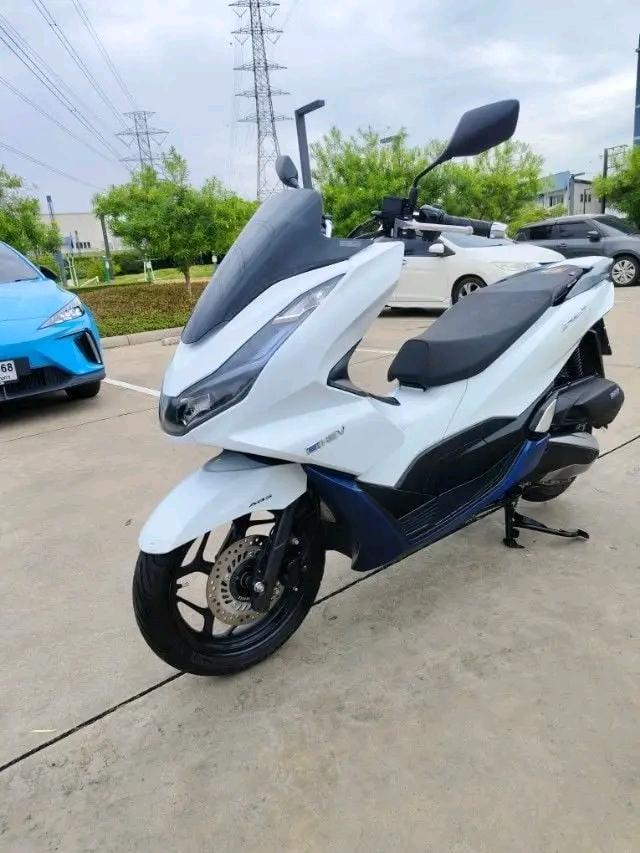 Honda PCX สีขาว 1