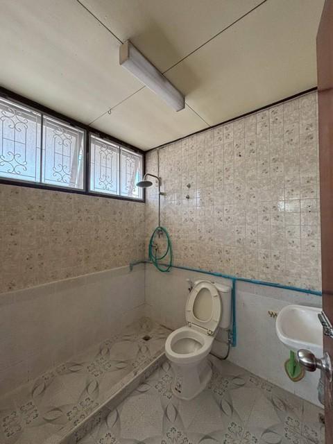 ขายบ้านเดี่ยว 2 ชั้นหลังมุม ซอยลาดพร้าว 109 ซอยข้าง รพ.เวชธานี ใกล้เดอะมอลล์บางกะปิ ใกล้รถไฟฟ้าสายสีเหลือง ขายตามสภาพ เหมาะซื้อลงทุนรีโนเวทขาย หรือรีโ 8