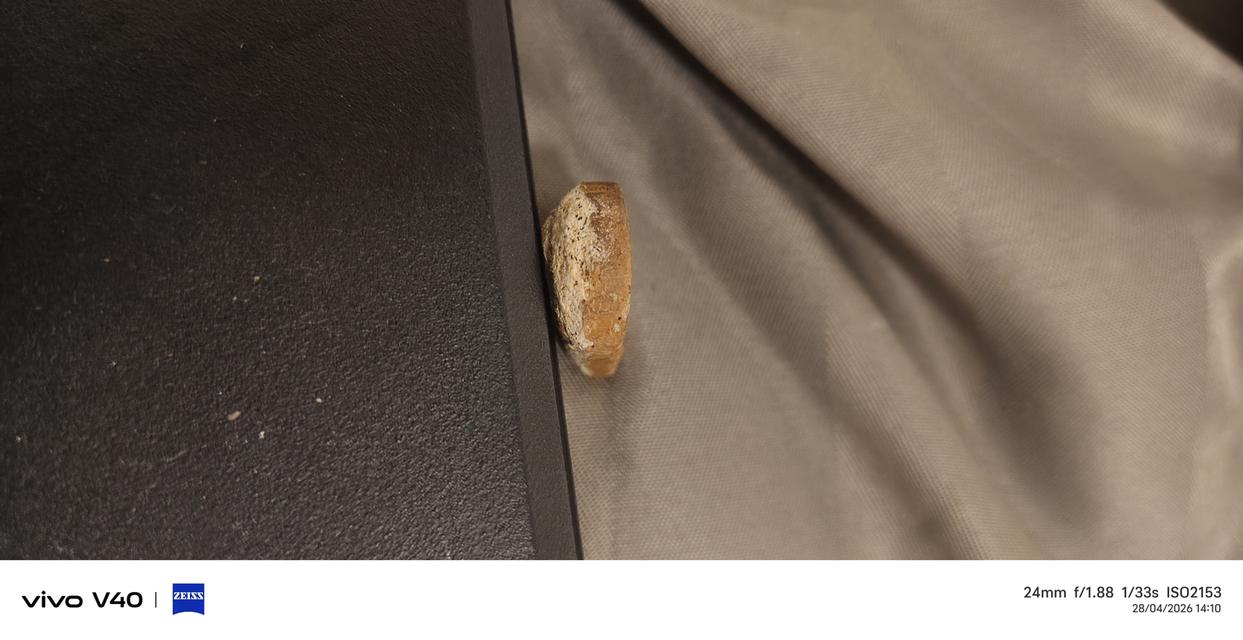 ภาพนี้แสดง พระเครื่อง ซึ่งเป็นวัตถุมงคลจำลององค์พระพุทธรูปขนาดเล็กที่ชาวไทยนิยมพกพาเพื่อความสิริมงคล รูปย่อยที่ 3