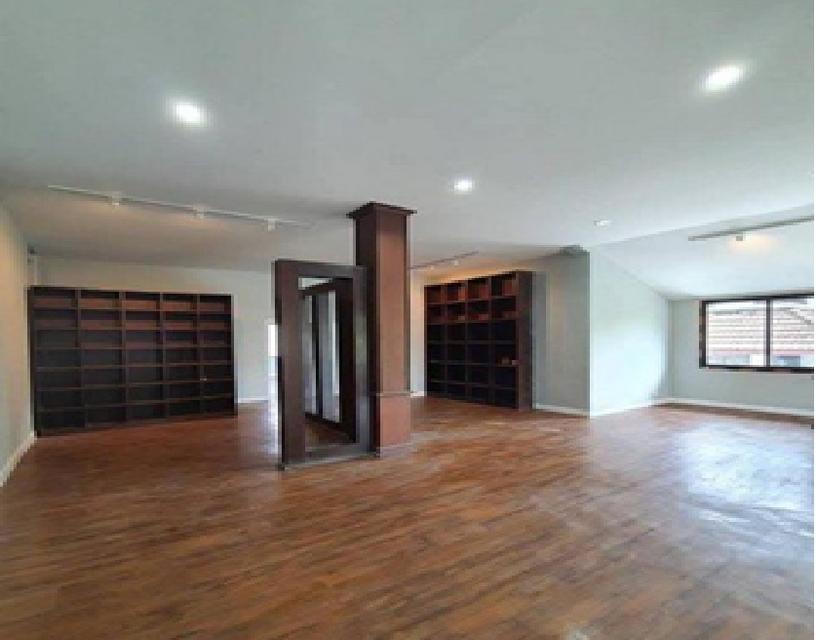 ให้เช่าอาคาร / Home Office 4.5 ชั้น ย่านทาวน์อินทาวน์ ถนนศรีวรา / หลังใหญ่ 122 ตารางวา / แอร์ 7 เครื่อง / จอดรถ 7 คัน 2