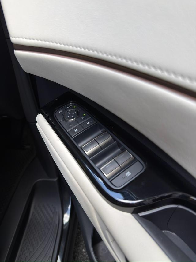 LEXUS LM350hYear 2024Mileage: 12700 km Price : 5.19 m āļĢāļđāļāļāļĩāđ 15
