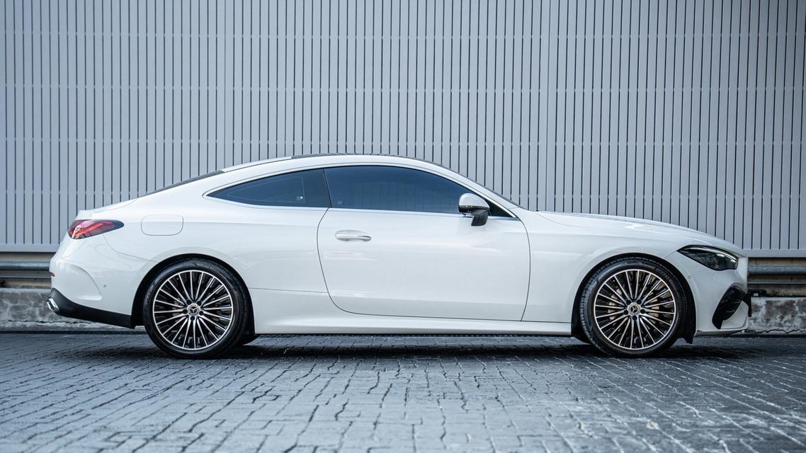 Mercedes-Benz CLE300 4Matic Coupe AMG Dynamic 2025 สีขาว เบาะสีแดง รถออกศูนย์ Benz Thailand เลขไมล์น้อย Warranty ศูนย์เหลือถึง 29/09/2028 รูปที่ 7