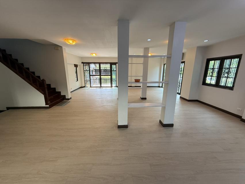 ขายบ้านเดี่ยว หมู่บ้านลีฟวิ่งนารา ซ.เคหะร่มเกล้า 64 แขวงคลองสองต้นนุ่น เขตลาดกระบัง เนื้อที่71ตารางวา  4ห้องนอน 4ห้องน้ำ ติดโซลาเซลล์(ขายไฟได้) 2