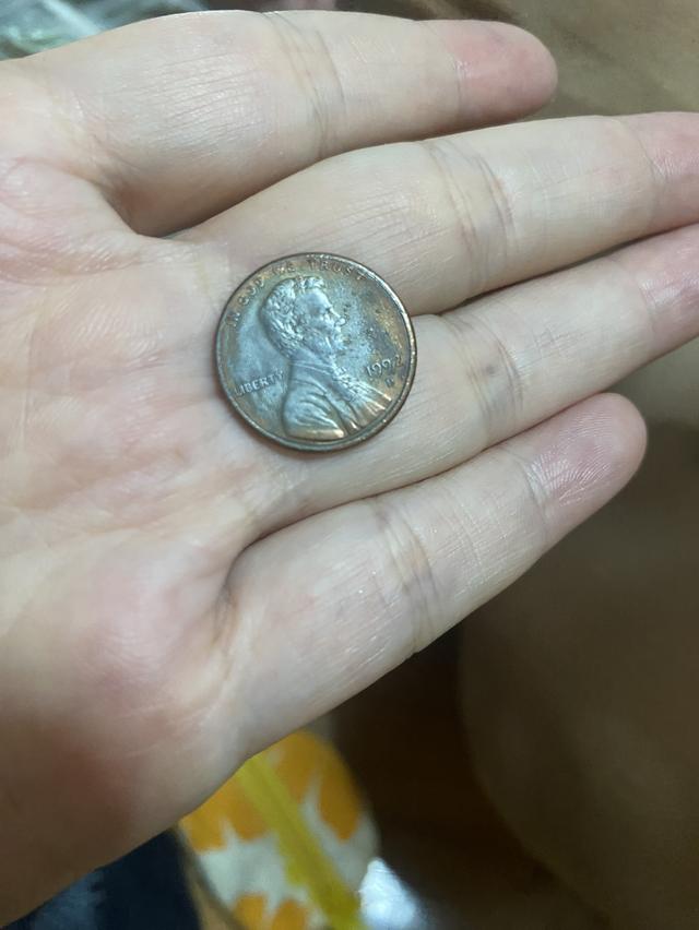 เหรียญในภาพคือ เหรียญ 1 เซนต์สหรัฐอเมริกา (Lincoln Memorial Cent) ปี ค.ศ. 1992