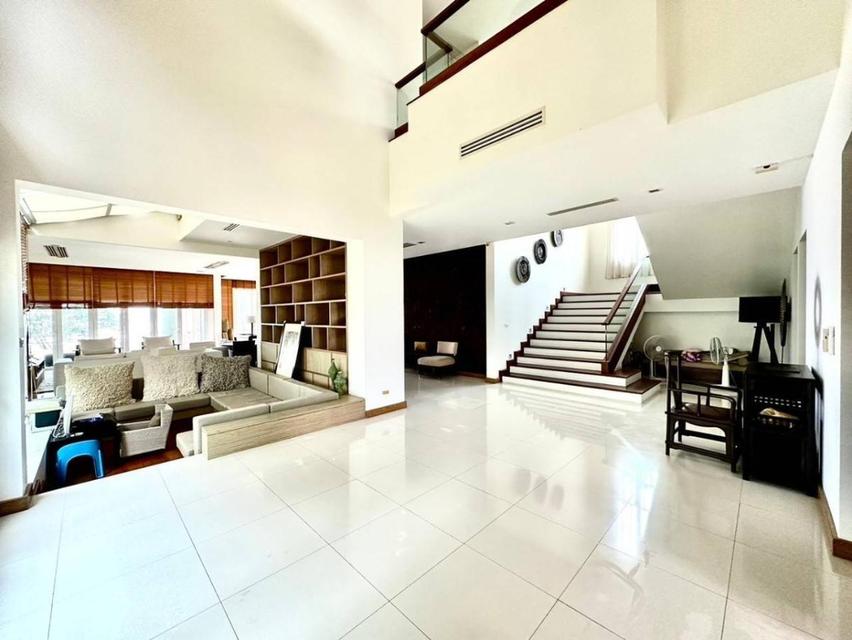 ขายบ้านเดี่ยวหรู 2 ชั้น ติดทะเล – บางเสร่ • ขนาดที่ดิน 438 ตารางวา คฤหาสน์ส่วนตัวริมทะเล บรรยากาศเงียบสงบ เป็นส่วนตัวสูง เหมาะสำหรับอยู่อาศัยระดับอัลต 7