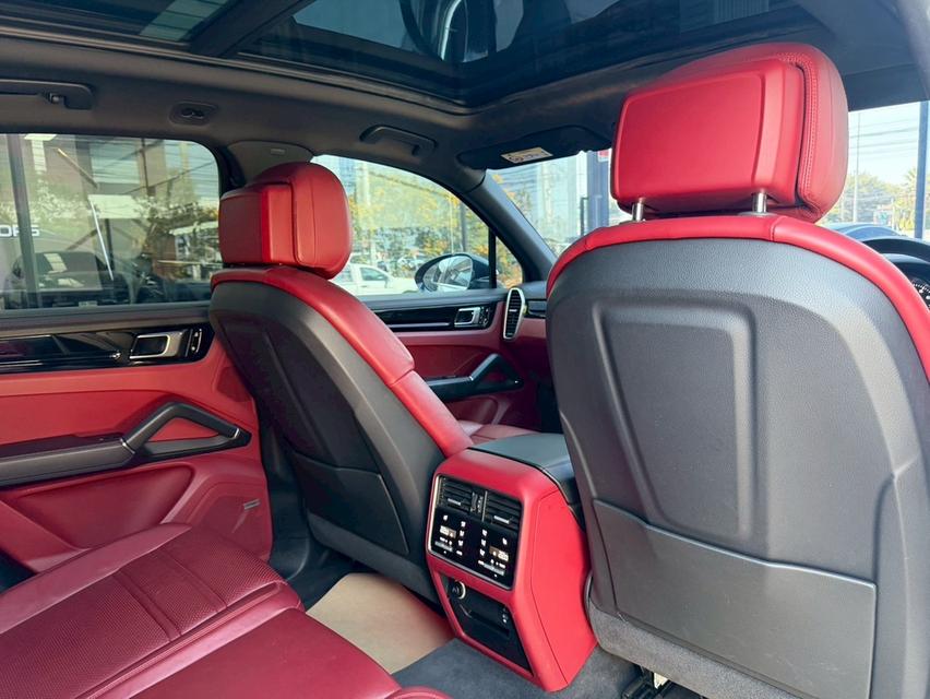รหัสรถ KPV53 2021 Porsche Cayenne E-Hybrid SUV สีดำ ภายในแดง รูปที่ 13