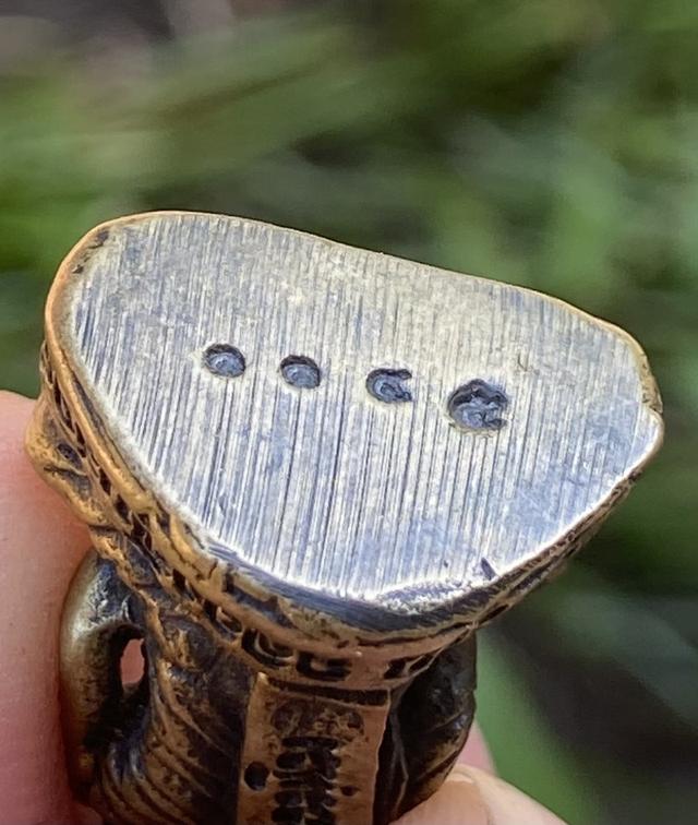 รูปหล่อโบราณ เนื้อทองเหลืองขัดเงา รุ่นฉลองอุโบสถ49 sหลวงพ่อเพี้ยน วัดเกรินกฐิน ลพบุรี รูปที่ 3