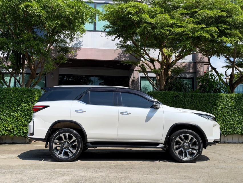 2023 TOYOTA FORTUNER LEGENDER 2.4 รถมือเดียวออกป้ายแดง รถวิ่งน้อย ประวัติศูนย์ครบ รถไม่เคยมีอุบัติเหตุครับ รูปที่ 2