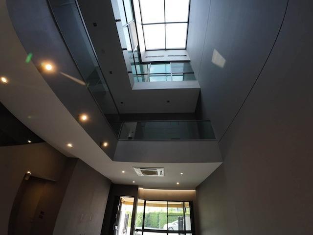 MTR99 ขาย/เช่าทาวน์โฮมหรู 3 ชั้น 224 ตร.ม. ตกแต่งครบ มี Sky Hall Penthouse, Walk-in Closet, แอร์ 6 เครื่อง และรองรับ EV Charger 11