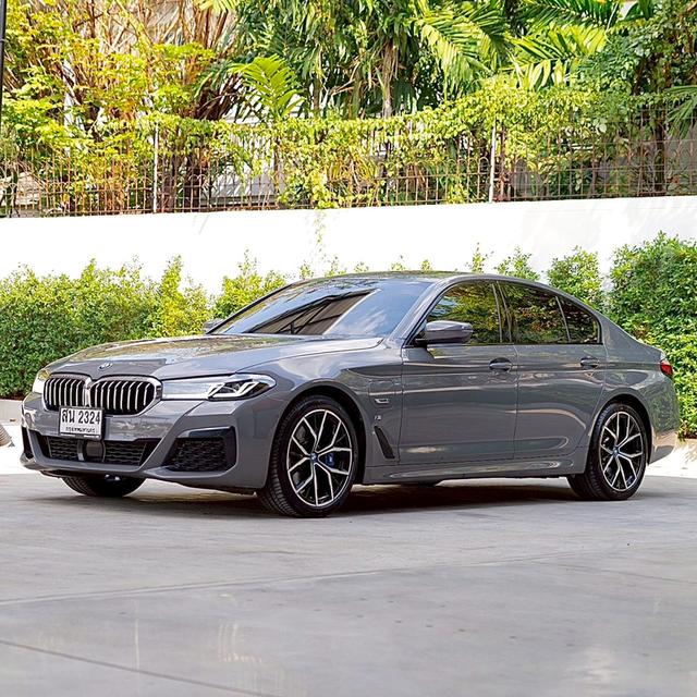 รหัสรถ 12AT2324 BMW 530e 2.0 M Sport ( G30 ) LCI ( CDK ) | ปี : 2022