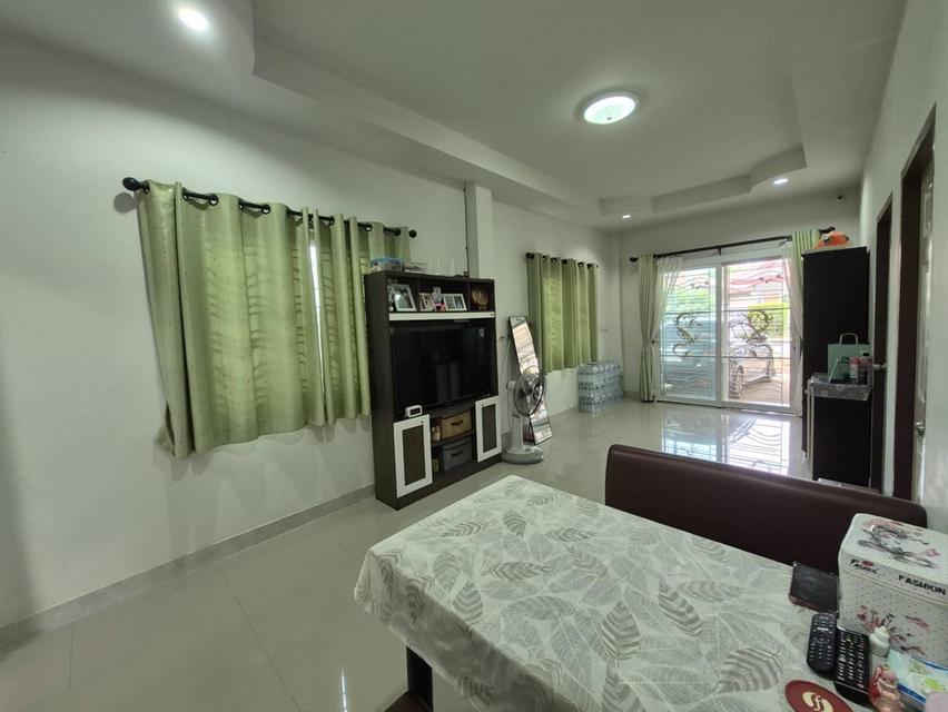 บ้านเดี่ยว 50 ตรว 2 ห้องนอน ติดแอร์ทั้ง 2ห้อง 2 ห้องน้ำ เครื่องทำน้ำอุ่น 1ตัว 1 ห้องโถง 1 ครัว มุ้งลวด แหล็กดัด ผ้าม่านอย่างหนากัน UV  จอดรถยนต์ได้ 2 5