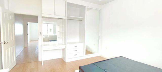 ตลาดไท 2.5 กม. ตลาดไอยรา 2.8 กม. ม.กรุงเทพ 2 กม.บ้านรีโนเวทให้เช่า 2 นอน 2 น้ำ รังสิต 18 ตร.วา. 144 ตร.ม. 4