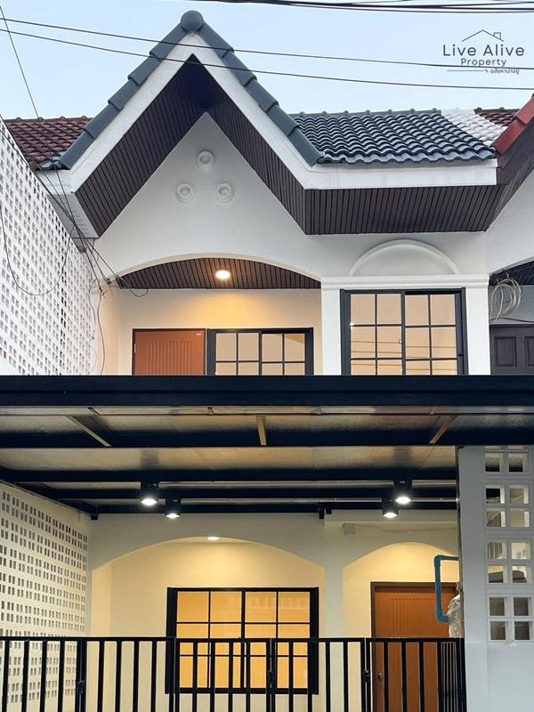 ขายทาวน์เฮาส์ 2 ชั้น NexHaus44 ปากซอยอ่อนนุช 44 เดินทางเข้าโซนทองหล่อ พระราม 9 รีโนเวทใหม่ทั้งหลัง พร้อมเข้าอยู่ โทร 085-826-6936 2