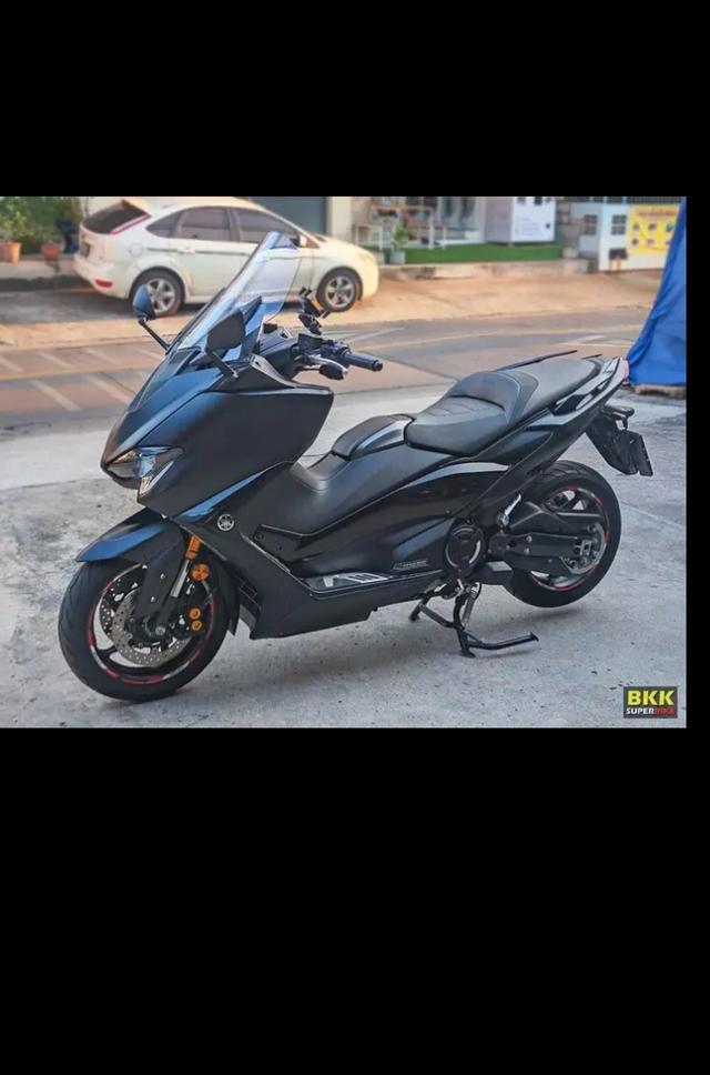 Yamaha TMAX สีดำ