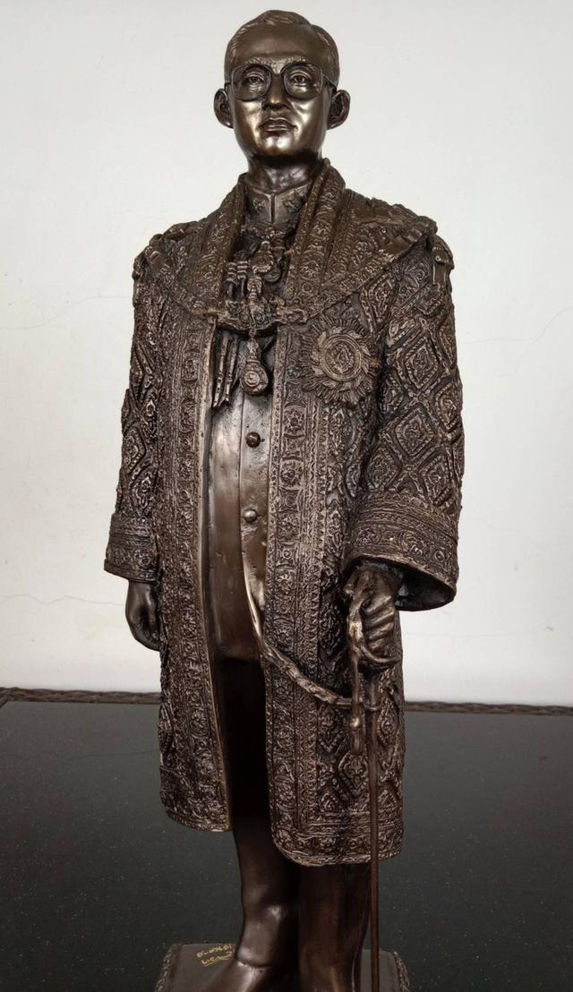 579.พระบรมรูปหล่อในหลวงรัชกาลที่ 9 พระบาทสมเด็จพระปรมินทรมหาภูมิพลอดุลยเดช (รมดำ) 2