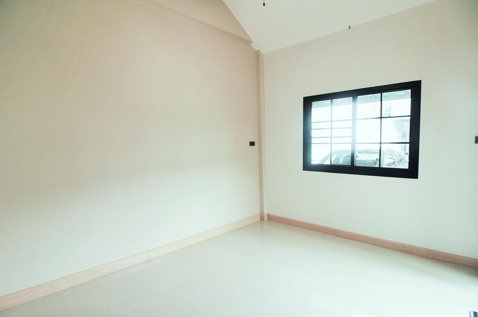ขายทาวเฮ้าส์ห้องริม สไตล์ cozy cottage บนพื้นที่กว้างถึง 40 ตรว. ใกล้ถนนเกษตร-นวมินทร์ และเลียบทางด่วนรามอินทรา-อาจณรงค์ 5