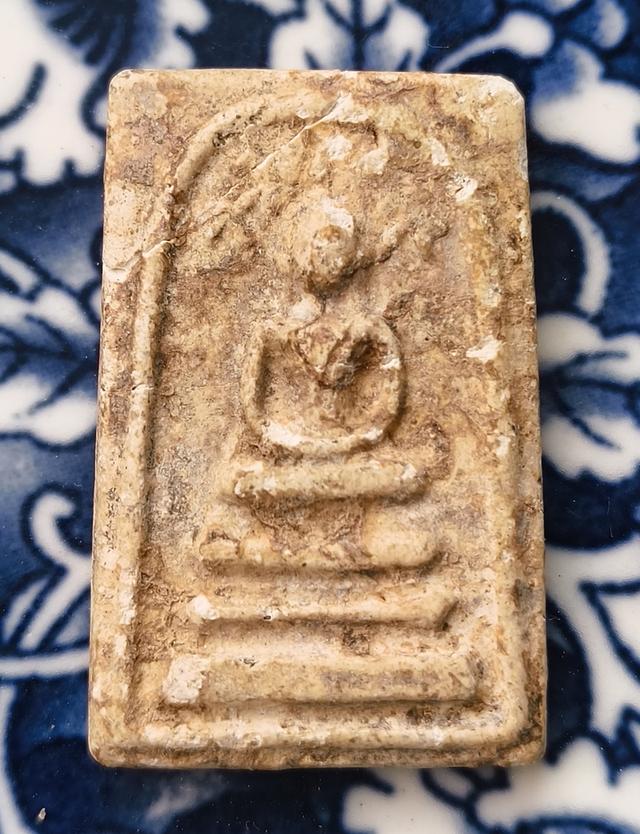 พระขุนแผนไข่ผ่าซีกค่ะ